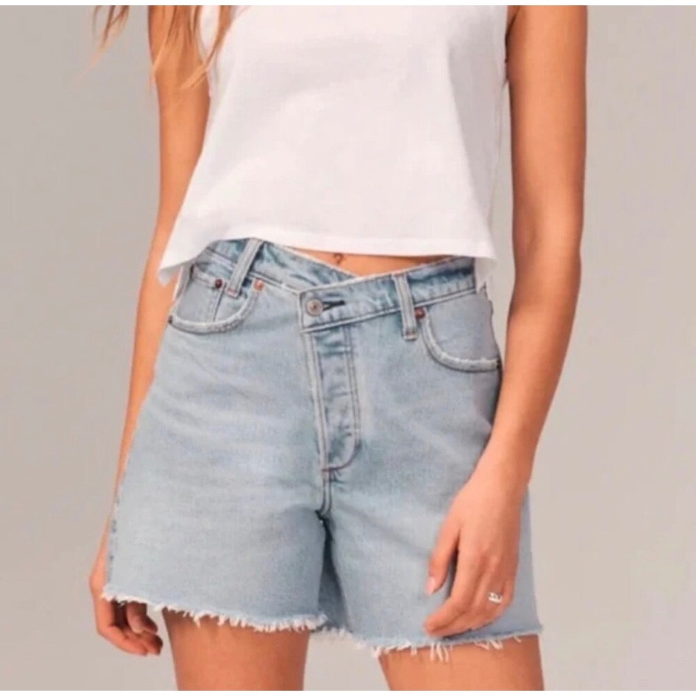 Abercrombie & Fitch The Dad Short High Rise Crossover Waist Light Wash Size 28/6